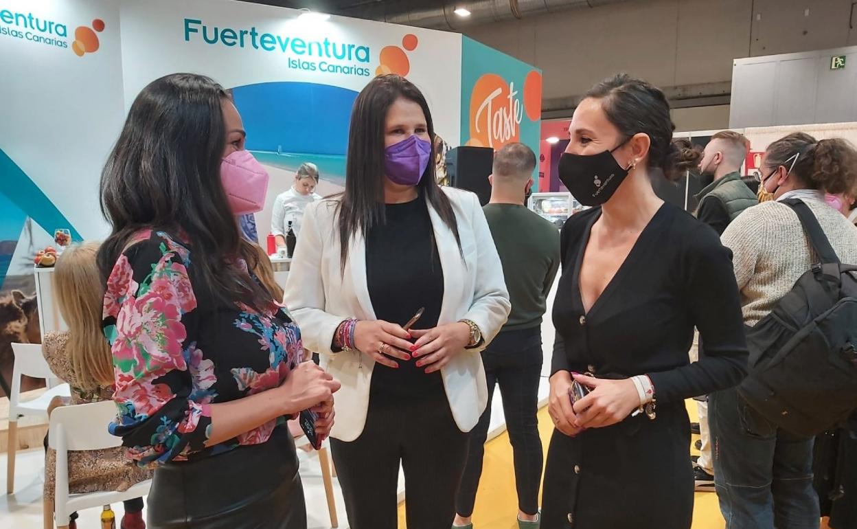 Nélida Padilla, Esther Hernández y la consejera Jessica de León. 