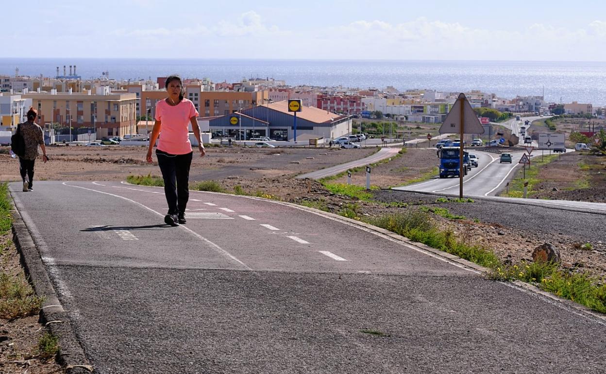 La circunvalación, a la altura de Risco Prieto, con el firme deteriorado. 