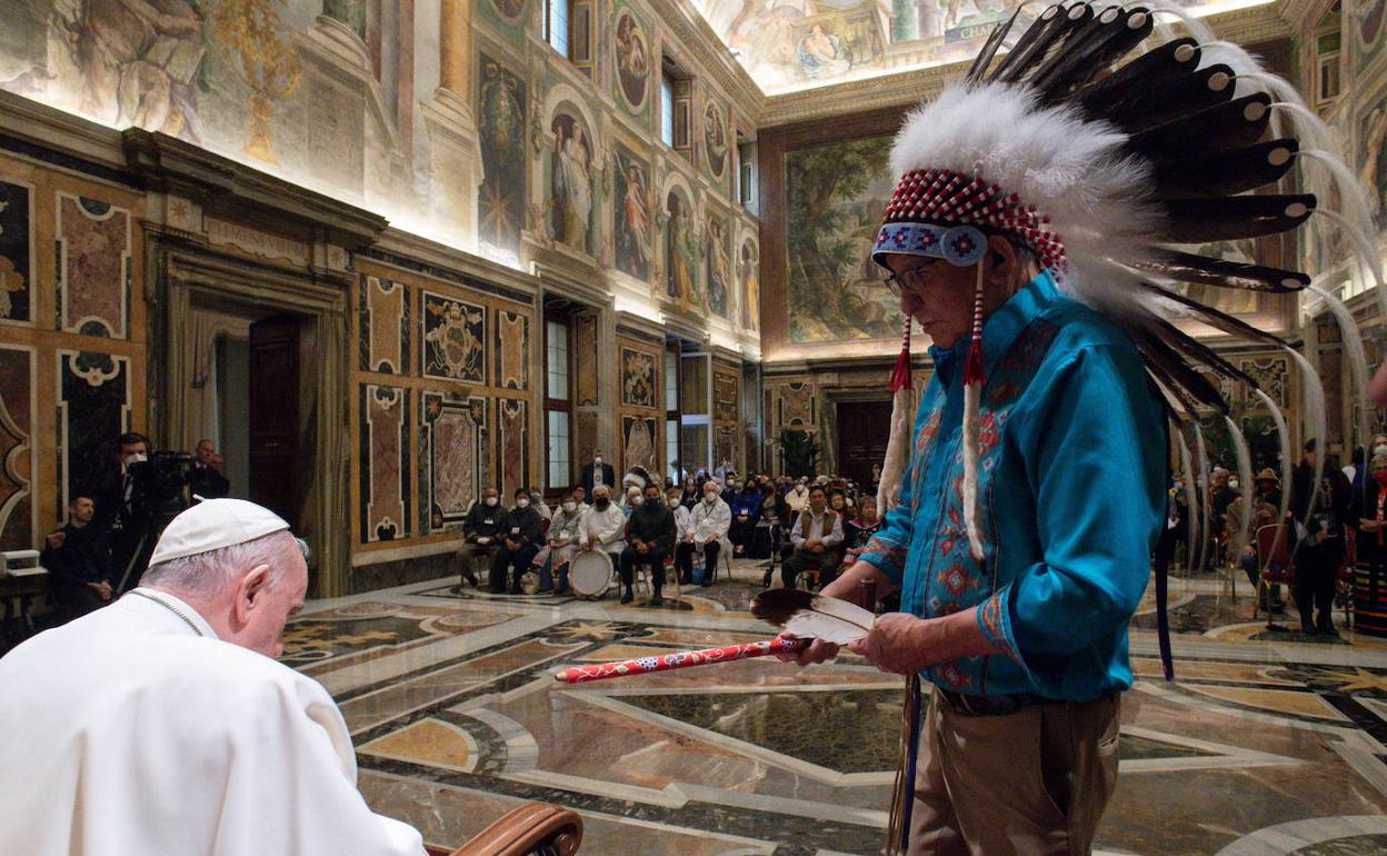 El Papa durante la audiencia a los indios de Canadá en el Vaticano.