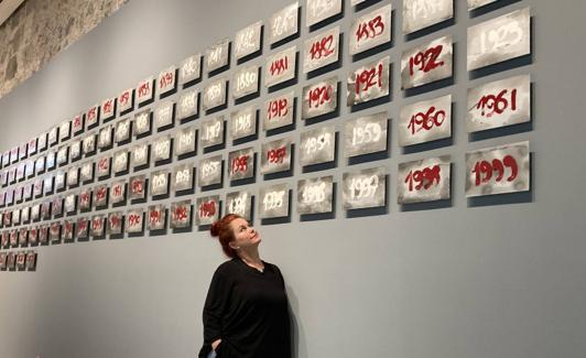 La artista Dagmara Wyskiel, junto a parte de su creación en Mata. 