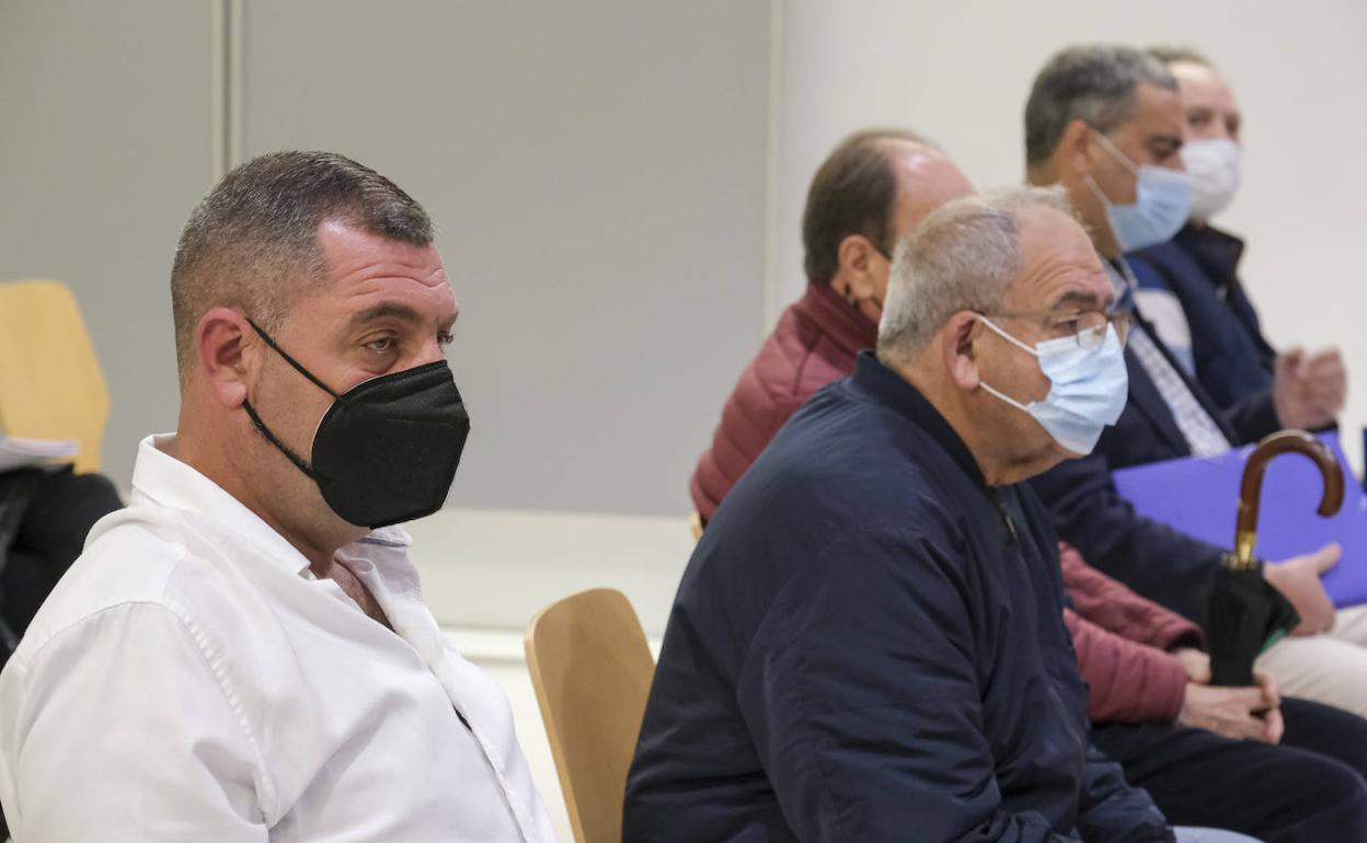 Los cinco acusados, durante la primera sesión del juicio oral visto para sentencia. 