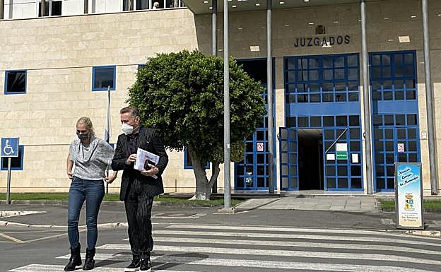 Ithaysa Suárez junto al abogado Marcos García Montes, la última vez que visitaron los juzgados de San Bartolomé en noviembre. 