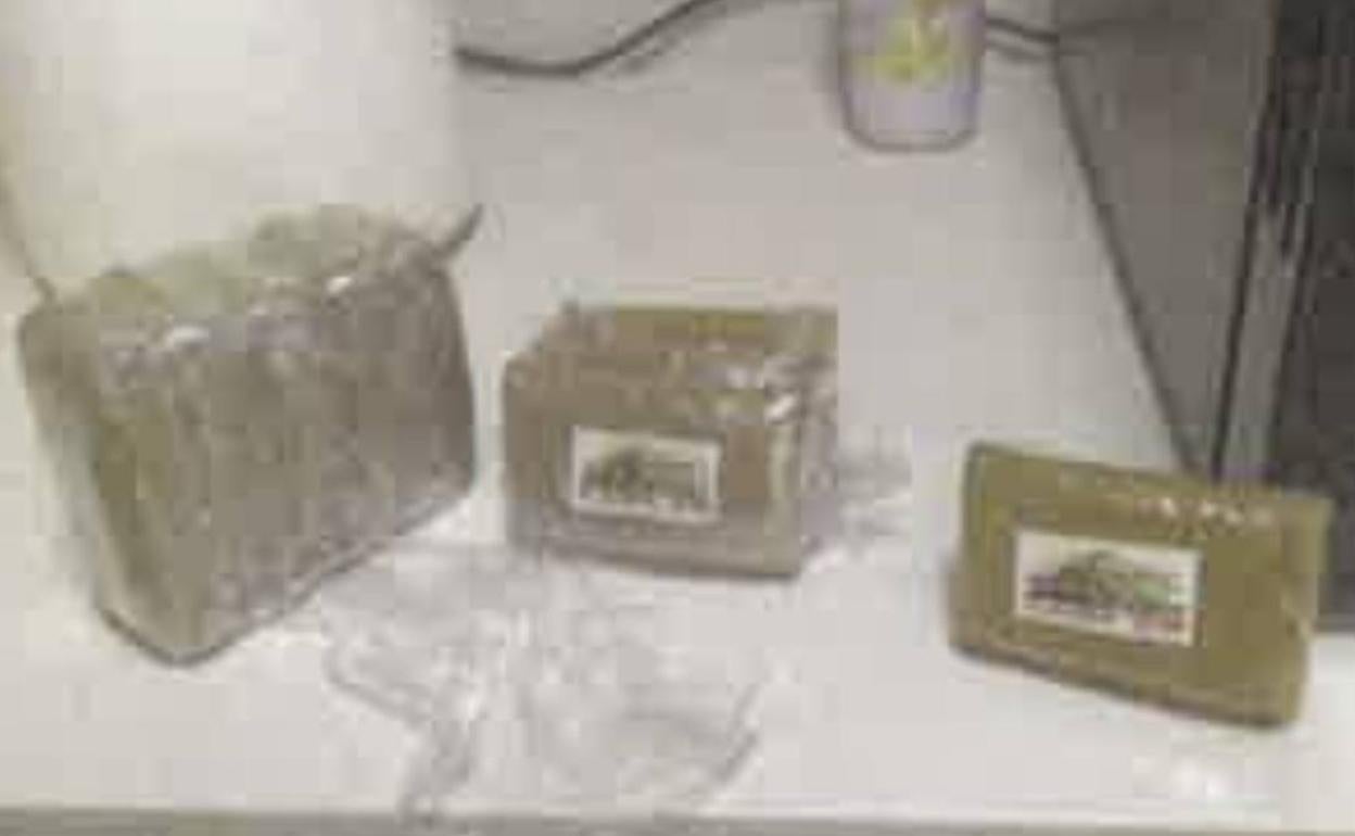 En la imagen, parte de los fardos con más de 50 kilos de hachís que encontraron en la vivienda de Luisa María S.M. en Vecindario. 
