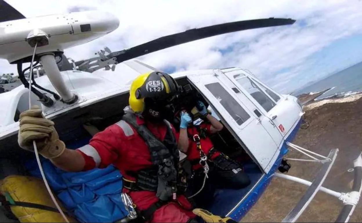 Un helicóptero del GES rescata a una senderista herida en Fuerteventura