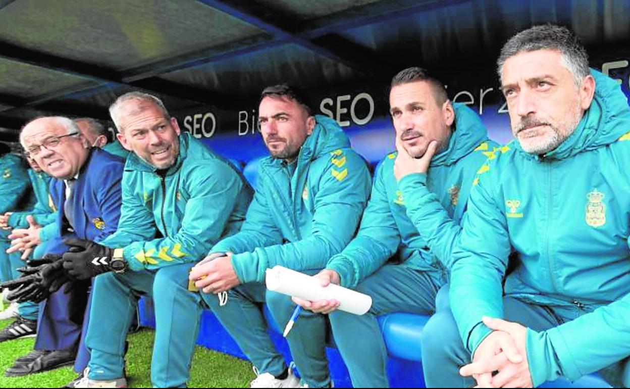 Norberto Rodríguez (delegado), David Gómez, Momo, José Yepes, y García Pimienta, en el banquillo de El Toralín. 