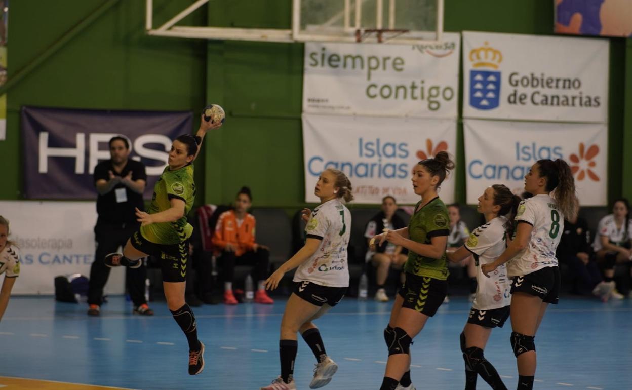 La veterana María lanza a portería en uno de los encuentros disputados ante el Elche esta misma temporada. 