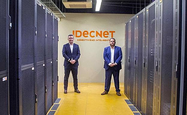 Eduardo Prieto, director de IT de HiperDino, y Juan Manuel Castellano, director de IdecNet