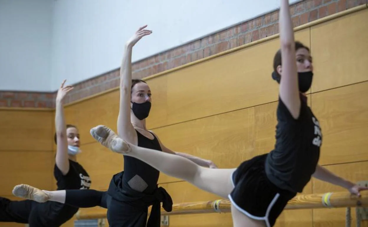 Anastasia Kovalevska, Katerina Chupina y Elisabeta Semenenko se ejercitan en la Compañía Nacional de Danza. 