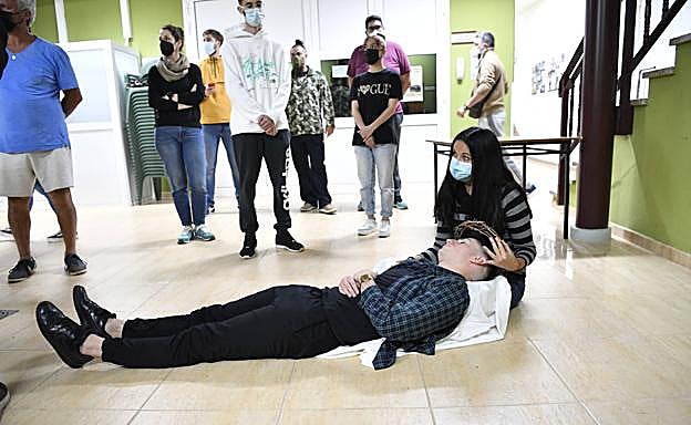 Natalia (María) y Raúl (Jesús), en plena representación de la escena de La Piedad, atienden las explicaciones del director del auto, Luis Rodríguez.