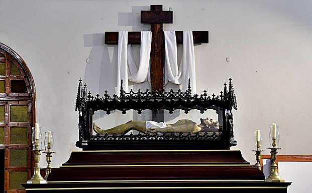 Imagen principal - El Viernes Santo procecionan el Cristo y la Soledad por las calles de La Isleta y el Cristo Yacente en el templo, como el Cristo Resucitado, el Sábado de Gloria. 