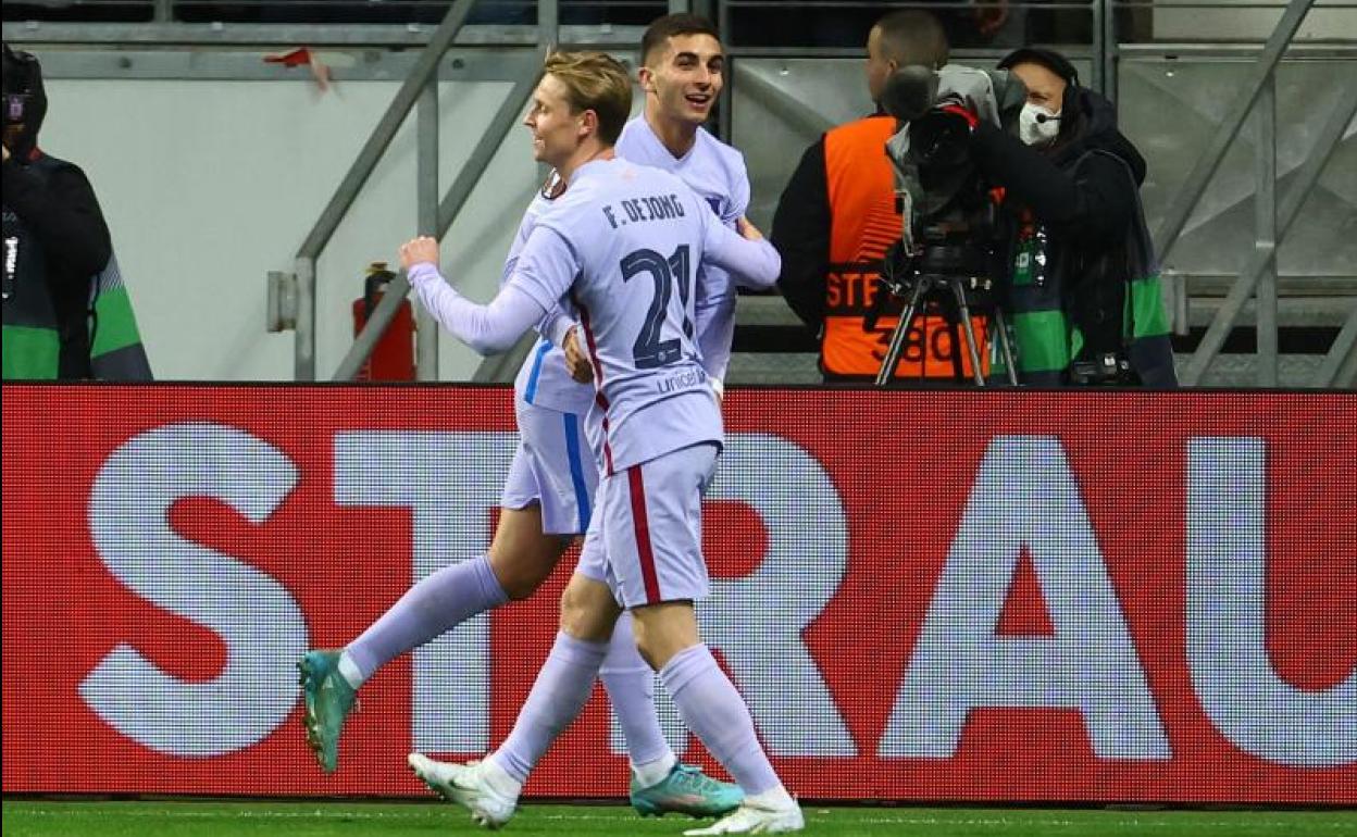 Ferran Torres celebra junto a Frenkie de Jong su gol al Eintracht.