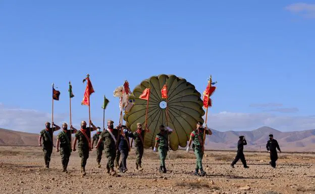 Militares del Soria 9 desfilan durante el acto de homenaje en Tefía, donde se desplegó de manera simbólica un paracaidas. 