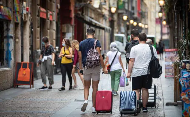 Turistas con sus maletas en Bilbao.