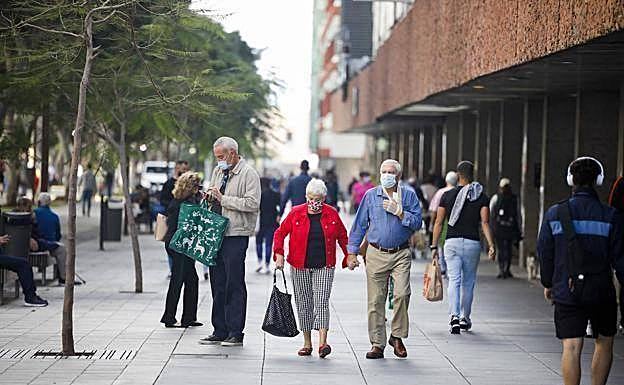 Canarias suma ocho muertes y 869 casos nuevos de covid desde el martes