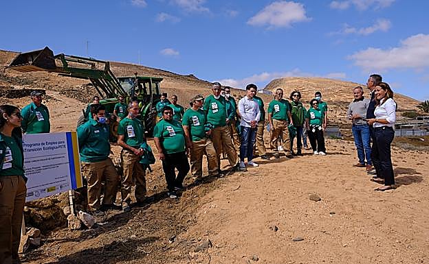 Lola Garcia, consejera de Empleo, visitó los trabajos del plan en Guisguey. 