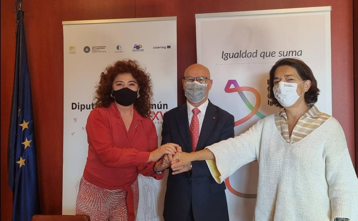 Beatriz Barrera, Rafael Yanes y Sylvia Jaén durante el acuerdo de adhesión. 