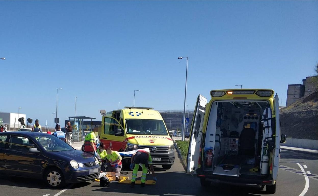 Los sanitarios atendiendo al motorista lesionado. 