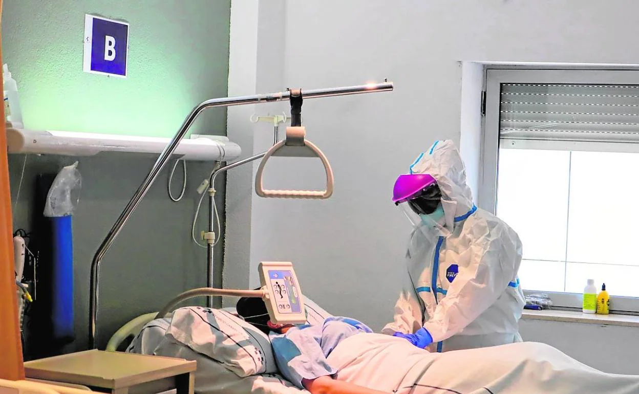 Imagen de archivo de un sanitario atendiendo a un paciente con la covid-19. 
