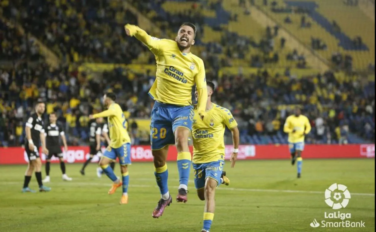 Kirian festeja junto a Moleiro, el gol que dio la victoria a la UD Las Palmas sobre el Amorebieta. 