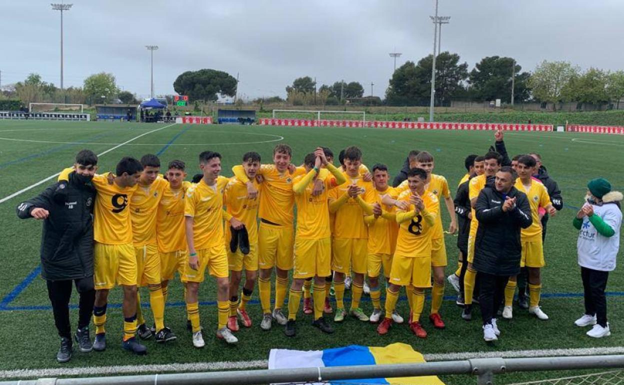 Jugadores y técnicos del Villa celebran su histórico triunfo en Cambrils. 