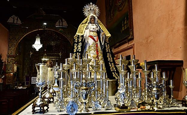 Preparativos de la Virgen, vestida con un manto elaborado por la cofrade María Esperanza Talavera..