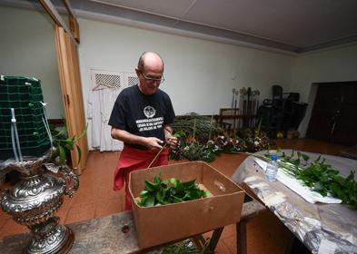 Imagen secundaria 1 - Arriba, la procesión de 2019. Sobre estas líneas, Ramón Fernández-Caro (izquierda) y José Luis Rivero. 