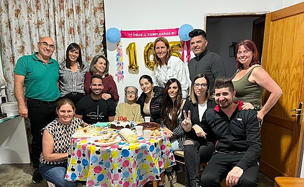 Mariquita posa en el día de su cumpleaños junto a algunos de sus nietos. 
