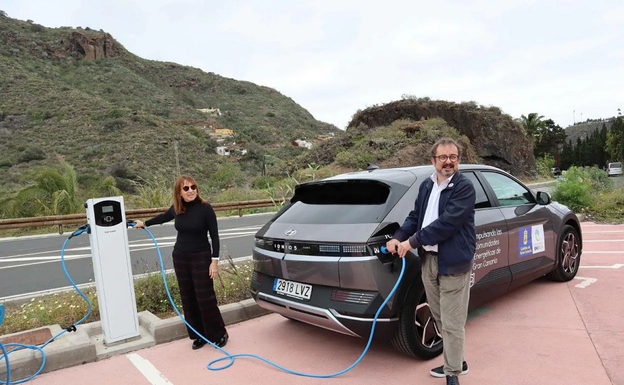 Jiménez y García cargando un vehículo eléctrico en el Jardín Canario. 