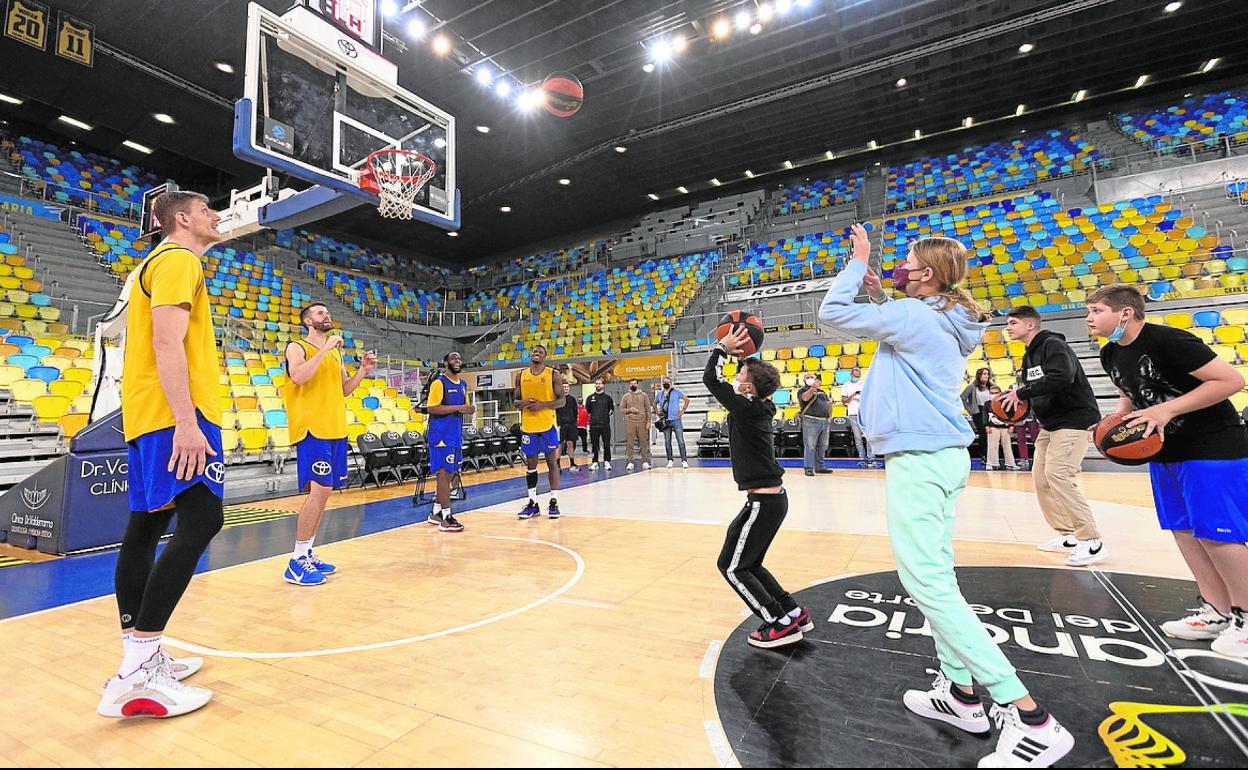 La plantilla del CB Gran Canaria recibió ayer la visita de seis alumnos ucranianos del Colegio Claret. 