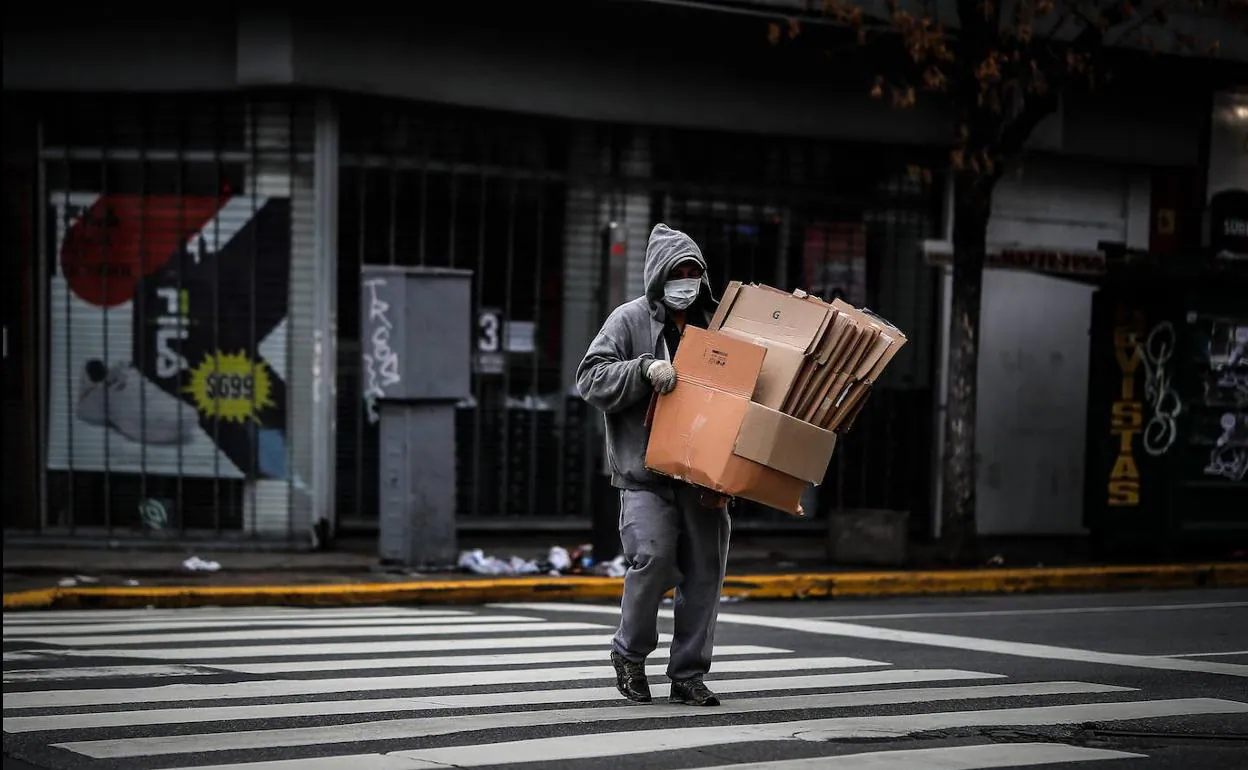 Un hombre dedicado al recilaje de cartones camina por las calles de Buenos Aires.