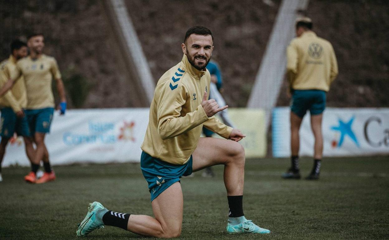 Gesto positivo de Armando Sadiku en un entrenamiento. 