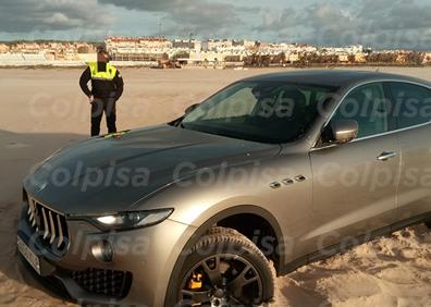 Imagen secundaria 1 - Arriba. El falsificador Simon Leviev y su pareja en las dependencias de la Policía Local de Tarifa el 30 de enero de 2019; debajo, el Maserati varado en el arenal de la playa.