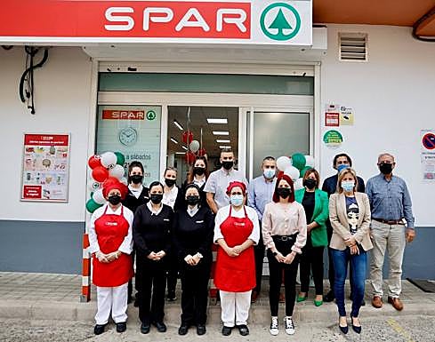El equipo de SPAR Almatriche junto a la directiva de SPAR Gran Canaria