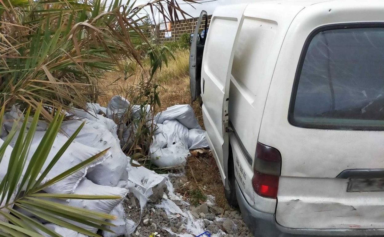 Vierte escombros en el barrio de Las Mesas