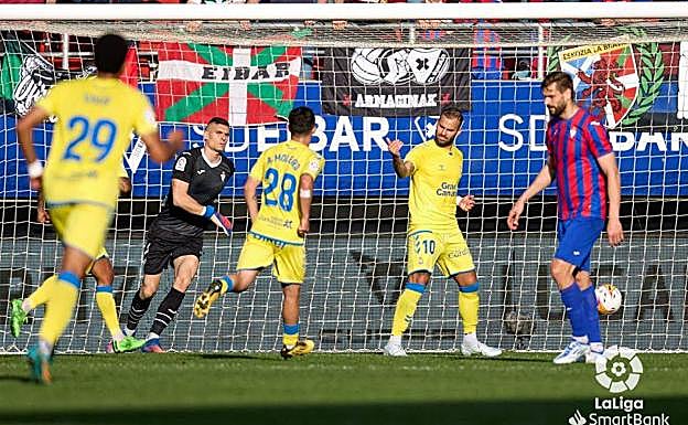 Imagen principal - La UD saboreó los tres puntos pero se llevó solo uno (2-2)