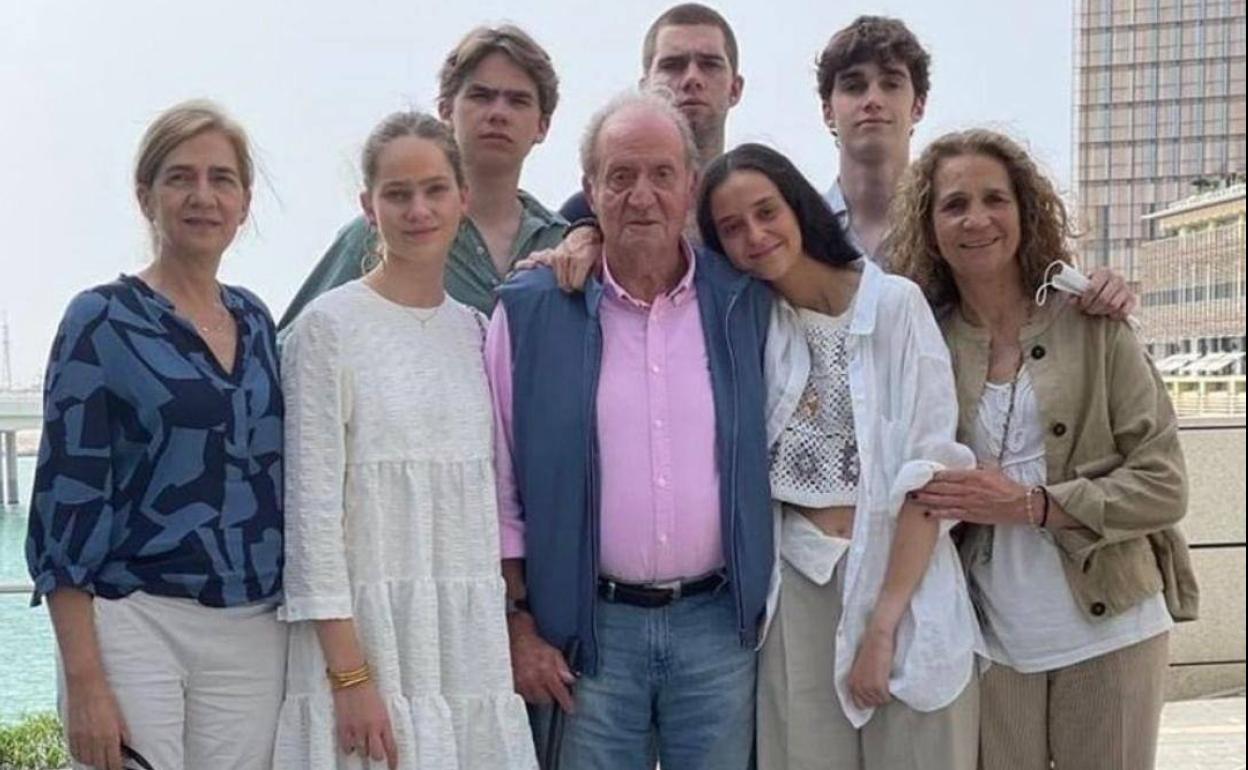 Juan Carlos I, junto a sus hijas y nietos en Abu Dabi.