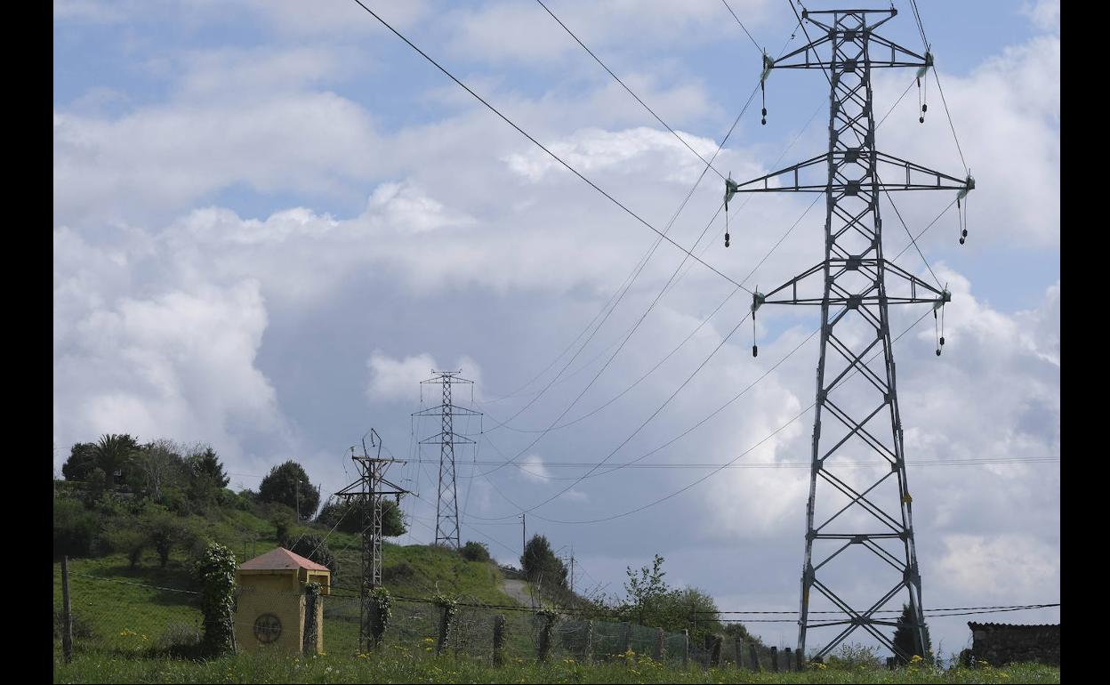 El precio de la luz baja al mínimo del año este domingo. 