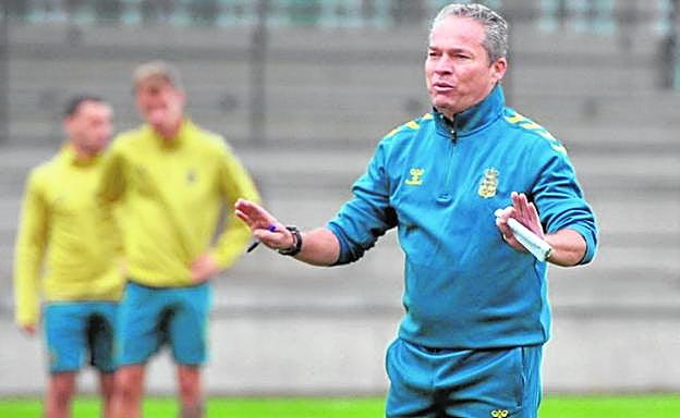 Tino Luis Cabrera, destituido tras la dura derrota en casa del filial