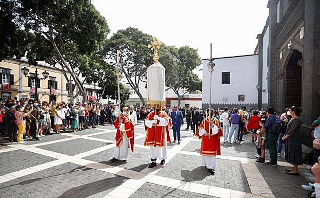Imagen principal - La Semana Santa capitalina estrena procesión en su despedida