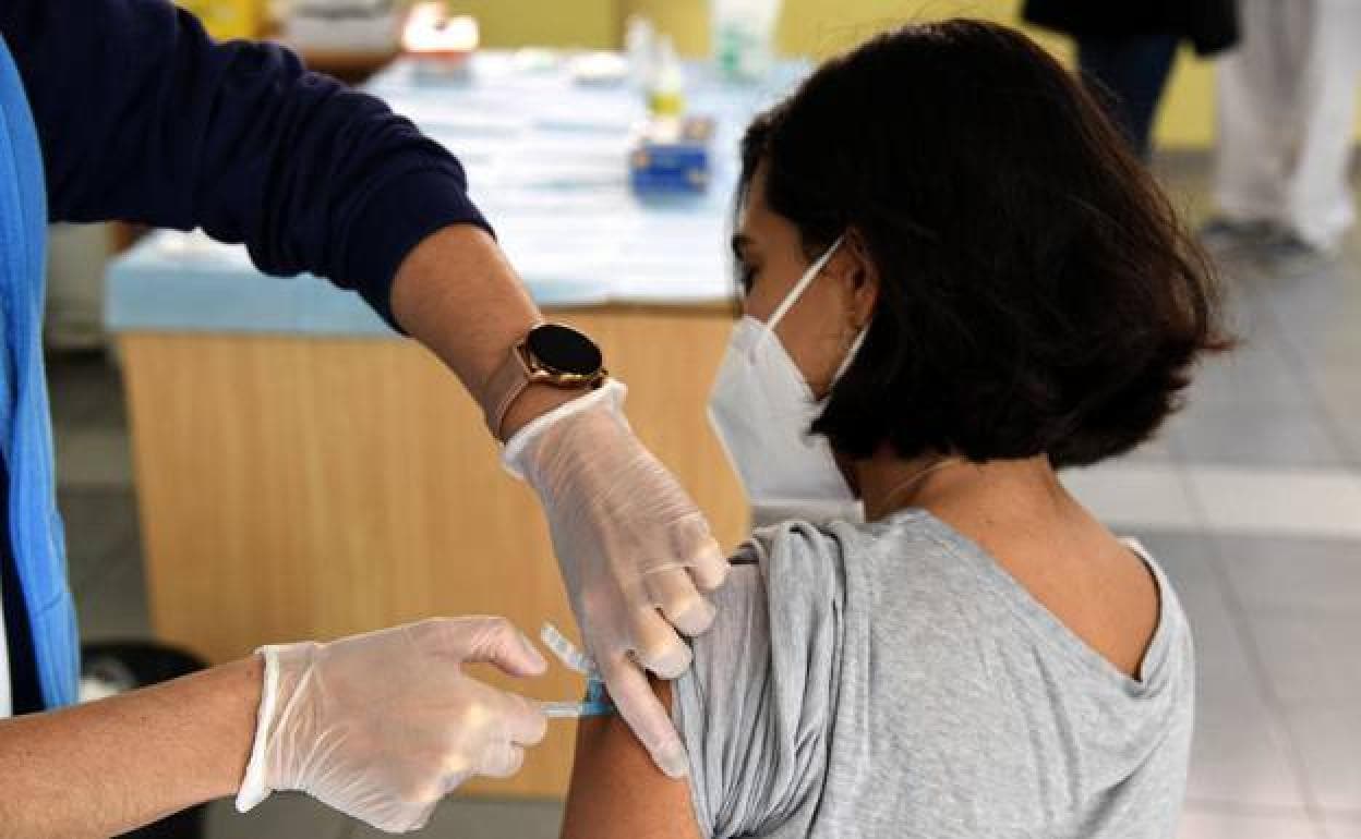 El 85,11 % de la población diana está inmunizada con la pauta completa en las islas