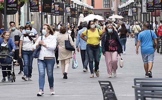 Varias personas pasean por Triana, en Gran Canaria, la mayoría con mascarilla. 