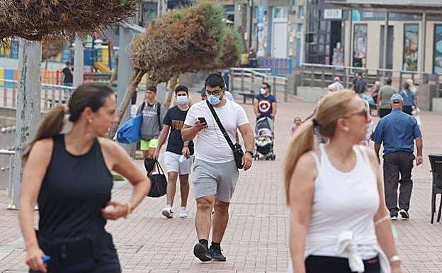 La mascarilla en exteriores volvió a ser opcional en exteriores, siempre que se cumpliera la distancia. 