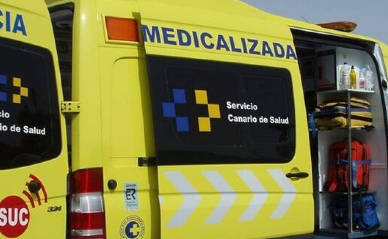 Muere cuando cambiaba un neumático de una guagua