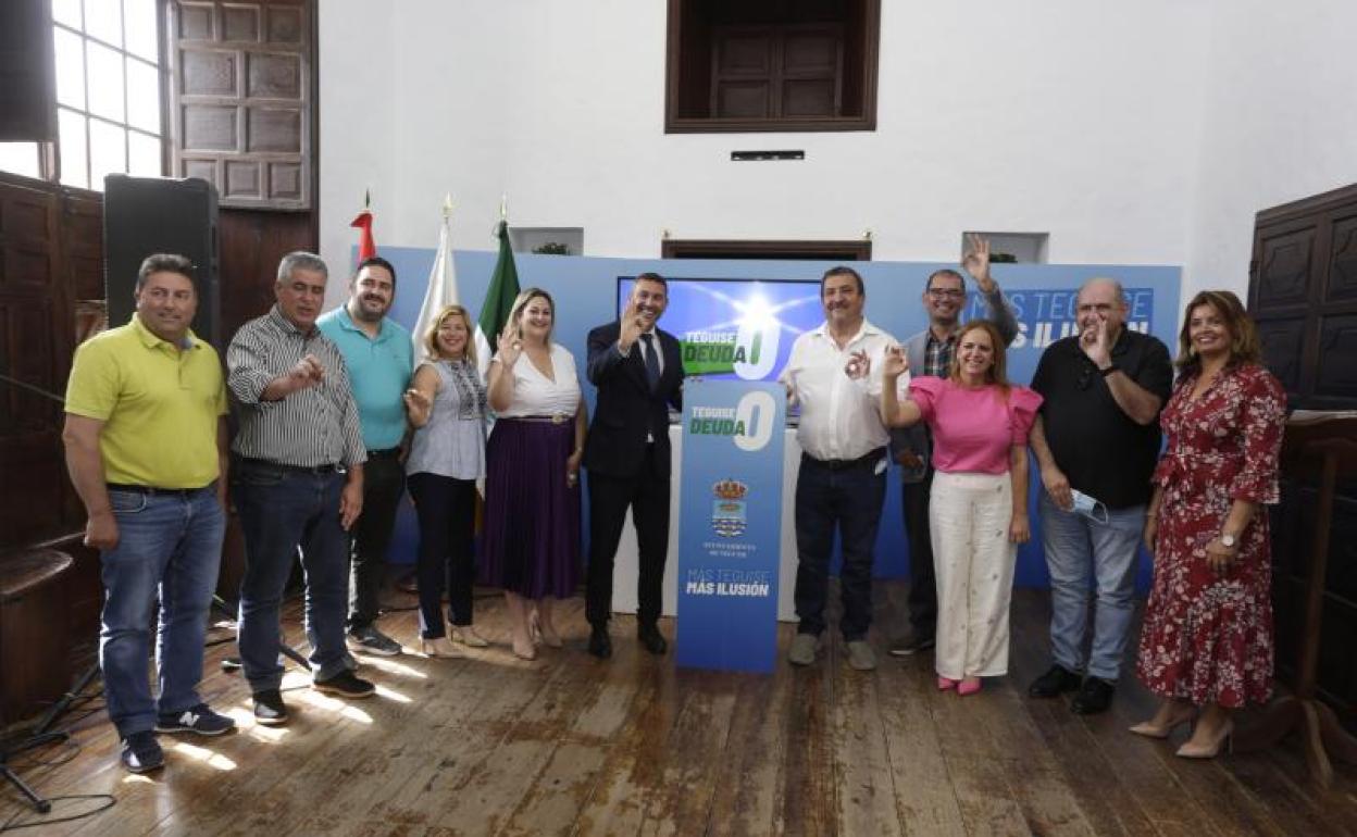 Foto de familia del gobierno de Teguise tras el encuentro para dar detalles de la economía consistorial. 