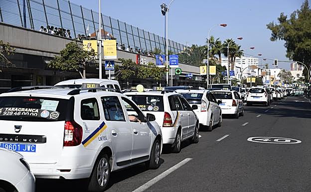 División en el taxi ante los días libres: desde el apoyo total hasta el anuncio de una demanda