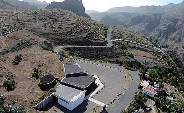Vista aérea del centro de interpretación de La Fortaleza. Al fondo, el yacimiento. 