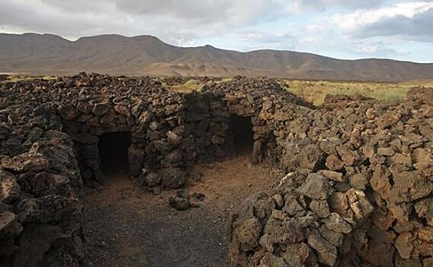 Dos de las estructuras de piedra que conforman el poblado prehispánico. 