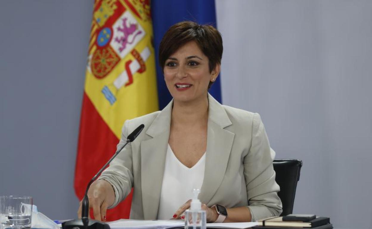 La ministra Portavoz, Isabel Rodríguez, cede una pregunta a uno de los asistentes durante la comparecencia tras el Consejo de Ministros en Moncloa.