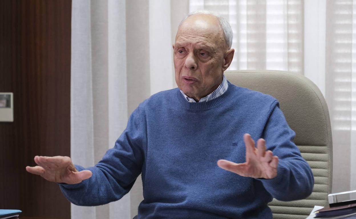 Antonio Suárez, en una imagen reciente en su despacho profesional.