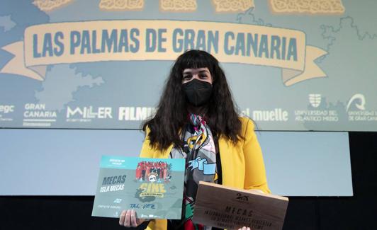 Arima León, recogiendo el premio Isla Mecas en 2021. 